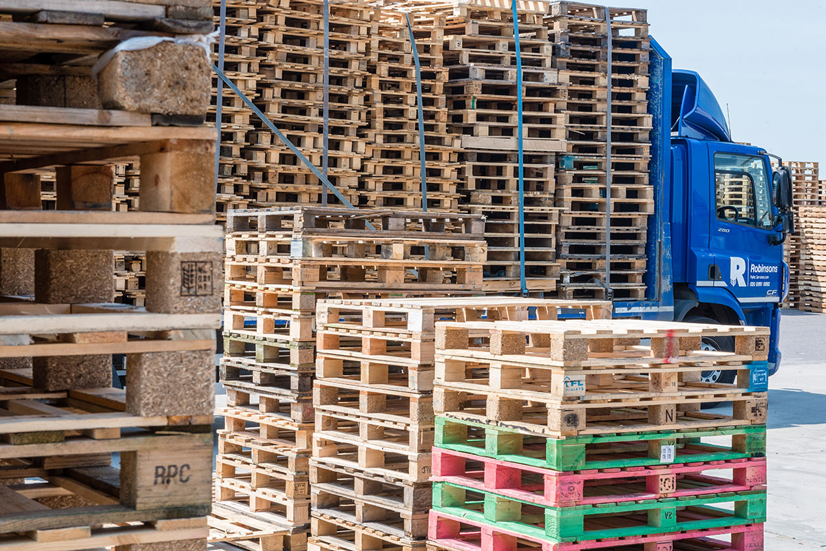 Plastic pallets vs wooden pallets: Which is the better option ...